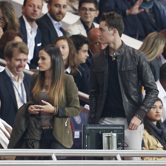 Louis Sarkozy et sa compagne Capucine Anav - La famille Sarkozy au match de football PSG-GFC Ajaccio lors de la 2ème journée de la Ligue 1 au Parc des Princes à Paris, le 16 août 2015. 