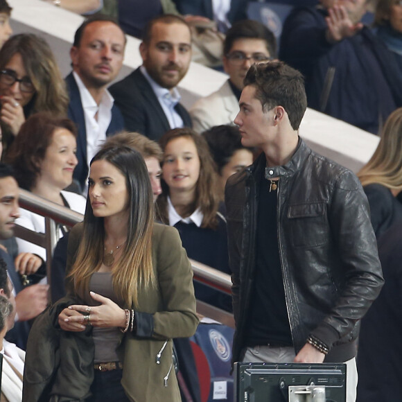 Louis Sarkozy et sa compagne Capucine Anav - La famille Sarkozy au match de football PSG-GFC Ajaccio lors de la 2ème journée de la Ligue 1 au Parc des Princes à Paris, le 16 août 2015. 