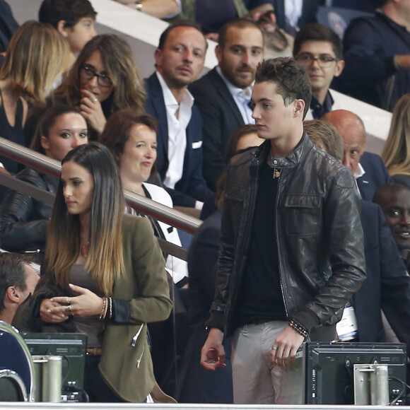 Louis Sarkozy et sa compagne Capucine Anav - La famille Sarkozy au match de football PSG-GFC Ajaccio lors de la 2ème journée de la Ligue 1 au Parc des Princes à Paris, le 16 août 2015.