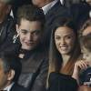 Louis Sarkozy et Capucine Anav avec le jeune Solal Sarkozy, fils de Jean, le 16 août 2015 au Parc des Princes lors de la victoire du PSG contre le GFC Ajaccio.