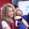 Shakira, avec ses enfants Milan (2 ans) et Sasha (3 mois), et sa belle-mère Montserrat Bernabeu, a assisté au match de football de son compagnon Gérard Piqué, Barca Vs Vanlence, à Barcelone. Le 16 avril 2015 