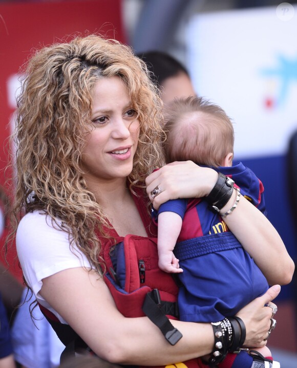 Shakira, avec ses enfants Milan (2 ans) et Sasha (3 mois), et sa belle-mère Montserrat Bernabeu, a assisté au match de football de son compagnon Gérard Piqué, Barca Vs Vanlence, à Barcelone. Le 16 avril 2015 
