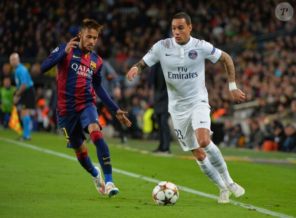 Les joueurs Neymar et van der Wiel lors du match FC Barcelone - Paris Saint-Germain. Barcelone, le 10 décembre 2014.