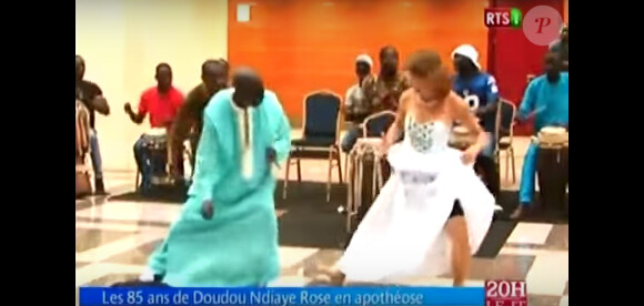Doudou Ndiaye Rose, le fameux maître-tambour sénégalais, ''trésor de l'Unesco'', est mort le lendemain, le 19 août 2015. Il venait de fêter, toujours avec autant d'énergie, ses 85 ans.