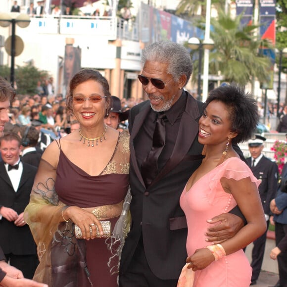 Morgan Freeman, E'Dena Hines, la petite-fille de sa première femme (Jeanette Adair Bradshaw) et sa femme Myrna Colley-Lee lors du Festival du film de Cannes le 21 mai 2005