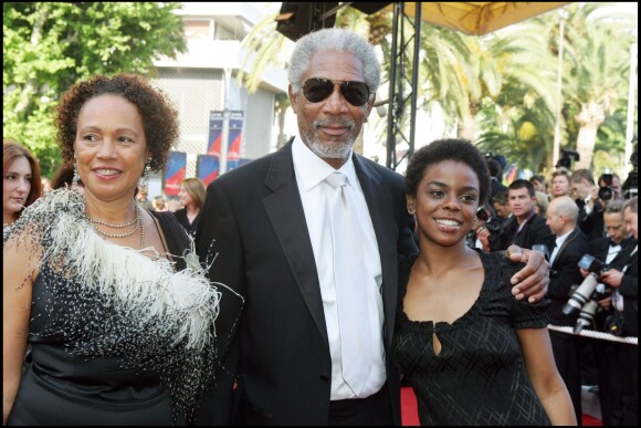 Morgan Freeman pose avec E'Dena Hines, la petite-fille de sa première femme (Jeanette Adair Bradshaw). Cette dernière a été retrouvée morte devant son appartement à New York, très tôt le dimanche le 16 août 2015. La jeune femme de 33 ans a été poignardée à mort par Lamar Davenport, son compagnon. Sur la photo à gauche, l'ex-femme de Morgan Freeman, Myrna Colley-Lee. Image du 20 mai 2005, montée des marches du film "The Three Burials of Melquiades Estrada" (Trois enterrements), lors du 58e festival international du film de Cannes.