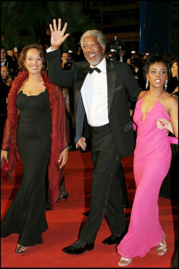 Morgan Freeman pose avec E'Dena Hines, la petite-fille de sa première femme (Jeanette Adair Bradshaw). Cette dernière a été retrouvée morte devant son appartement à New York, très tôt le dimanche le 16 août 2015. La jeune femme de 33 ans a été poignardée à mort par Lamar Davenport, son compagnon. Sur la photo à gauche, l'ex-femme de Morgan Freeman, Myrna Colley-Lee. Image du 18 mai 2005, montée des marches du film "Sin City", lors du 58ème festival international du film de Cannes. 