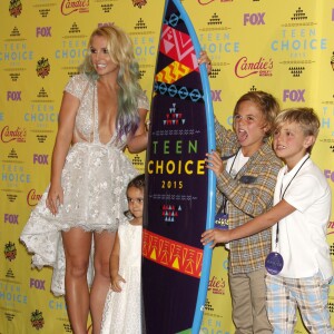 Britney Spears, Maddie Aldridge, et ses fils Sean Preston Federline, Jayden James Federline posant dans la salle de presse aux Teen Choice Awards 2015 à Los Angeles, le 16 août 2015. 