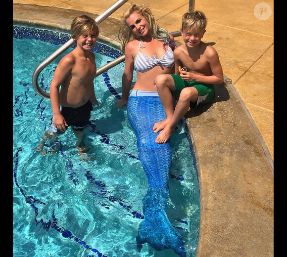 Britney Spears déguisée en sirène avec ses fils / photo postée sur le compte Instagram de la chanteuse américaine.
