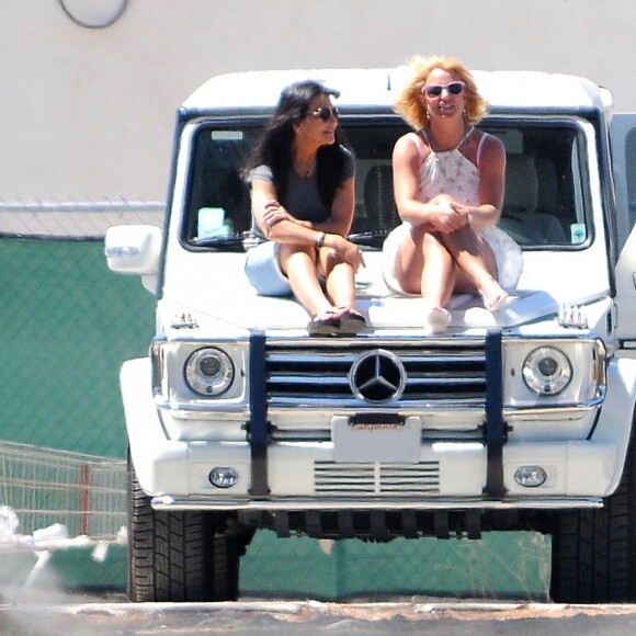 Britney Spears regarde son fils Jayden jouer au football en compagnie de sa mère Lynne Spars à Calabasas, le 12 avril 2015.  