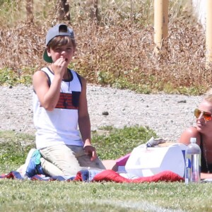 Britney Spears regarde son fils Jayden jouer au football à Woodland Hills en compagnie de son aîné Sean, le 29 mars 2015.