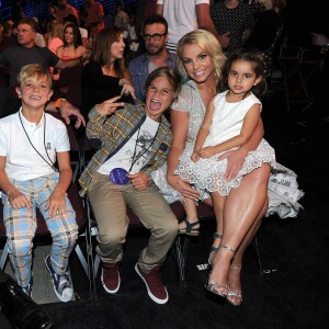 Britney Spears ses fils Jayden et Sean, sa nièce Sophia, et son frère Bryan lors des Teen Choice Awards le 16 août 2015