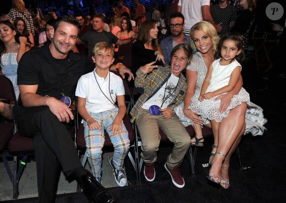 Britney Spears ses fils Jayden et Sean, sa nièce Sophia, et son frère Bryan lors des Teen Choice Awards le 16 août 2015