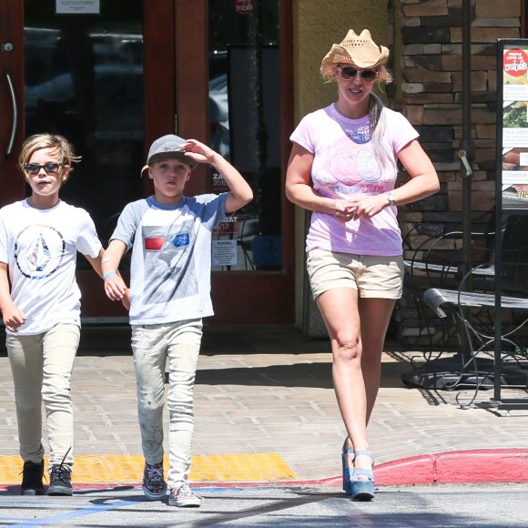 Britney Spears va déjeuner avec ses enfants Jayden et Sean à Calabasas, Los Angeles, le 31 juillet 2015