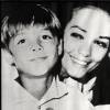 Anna Kashfi et son fils Christian Brando dans les années 60