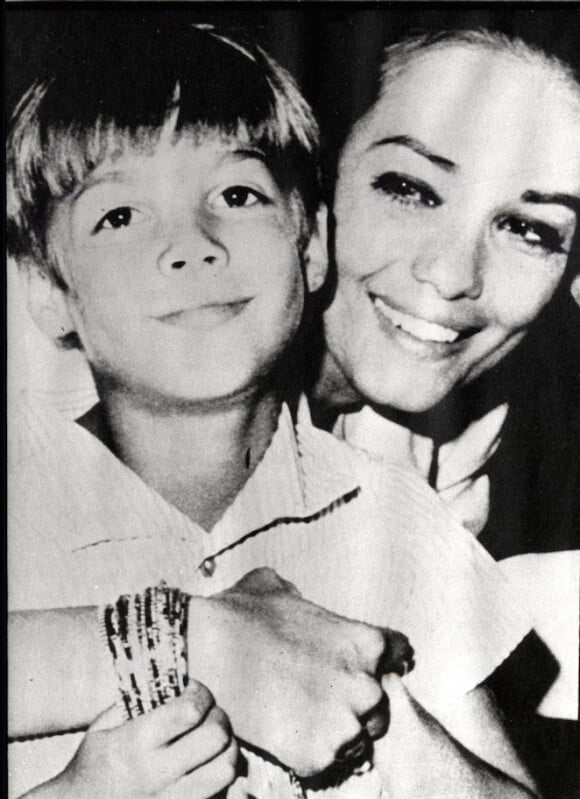 Anna Kashfi et son fils Christian Brando dans les années 60