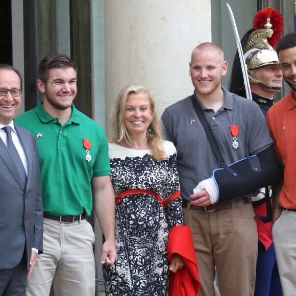 François Hollande, Alek Skarlatos, Jane D. Hartley (Ambassadrice des Etats-Unis en France), Spencer Stone, Anthony Sadler - Les héros américains et britannique qui ont maîtrisé Ayoub El-Khazzani dans le Thalys reçoivent la Légion d'honneur par le président François Hollande au palais de l'Elysée à Paris le 24 août 2015