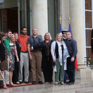 Jane D. Hartley (Ambassadrice des États-Unis en France), Spencer Stone, Anthony Sadler et Alek Skarlatos - Les héros américains et britannique qui ont maîtrisé Ayoub El-Khazzani dans le Thalys reçoivent la Légion d'honneur par le président François Hollande au palais de l'Elysée à Paris le 24 août 2015
