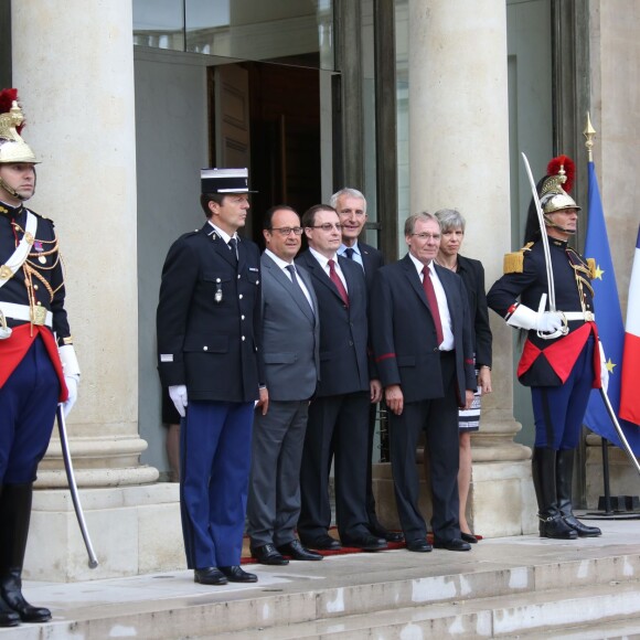 François Hollande, Guillaume Pepy (président de la SNCF), guest, Agnès Ogier (directrice générale de Thalys) - Les héros américains et britannique qui ont maîtrisé Ayoub El-Khazzani dans le Thalys reçoivent la Légion d'honneur par le président François Hollande au palais de l'Elysée à Paris le 24 août 2015.
