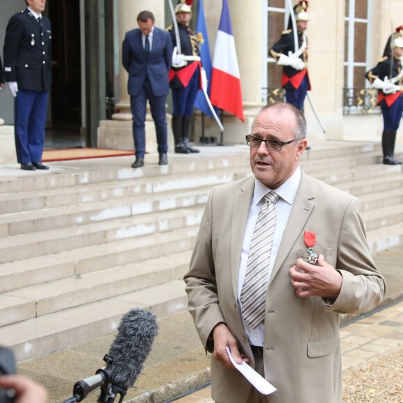 Chris Norman - Les héros américains et britannique qui ont maîtrisé Ayoub El-Khazzani dans le Thalys reçoivent la Légion d'honneur par le président François Hollande au palais de l'Elysée à Paris le 24 août 2015. 