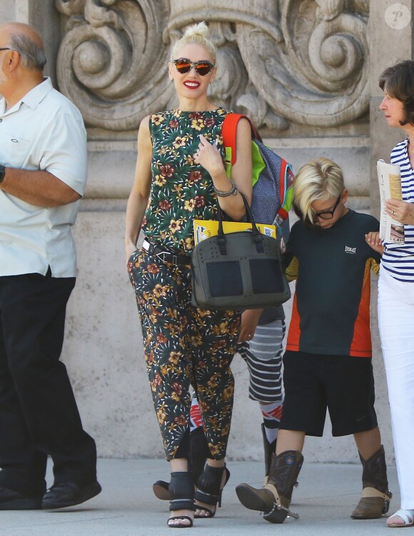 Gwen Stefani, radieuse en compagnie de ses parents Dennis et Patti et de ses enfants Kingston et Zuma, quitte une église à l'issue d'une messe à Universal City. Le 23 août 2015.
