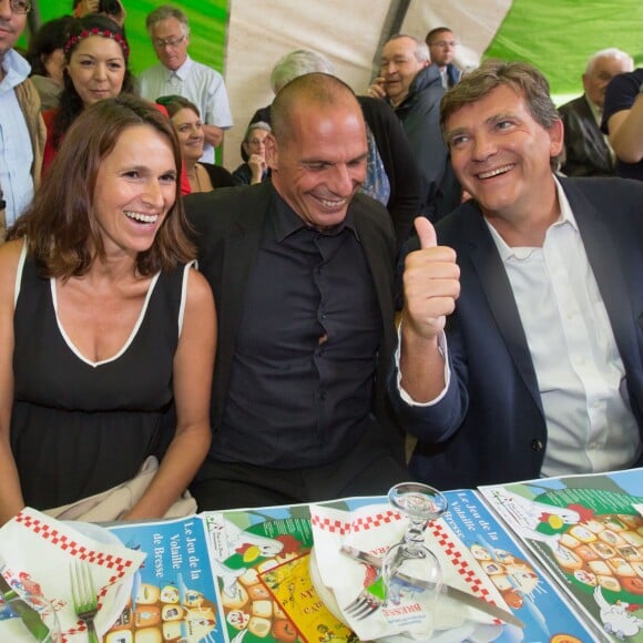 Arnaud Montebourg, ancien ministre de l'Économie, du Redressement productif et du Numérique, et sa compagne Aurélie Filippetti, enceinte, entourent l'ancien ministre grec de l'Economie Yanis Varoufakis - Fête de la Rose à Frangy-en-Bresse le 23 août 2015.