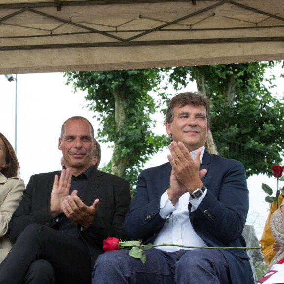 Arnaud Montebourg, ancien ministre de l'Économie, du Redressement productif et du Numérique, et sa compagne Aurélie Filippetti, enceinte, entourent l'ancien ministre grec de l'Economie Yanis Varoufakis - Fête de la Rose à Frangy-en-Bresse le 23 août 2015.