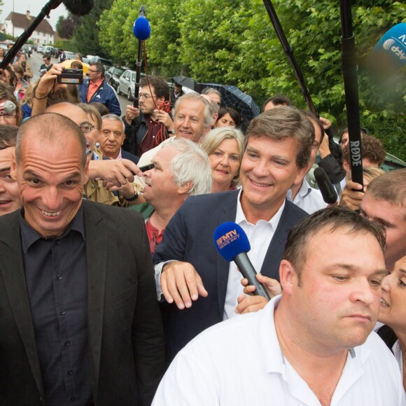 Bain de foule pour Arnaud Montebourg, ancien ministre de l'Économie, du Redressement productif et du Numérique, et l'ancien ministre grec de l'Economie Yanis Varoufakis - Fête de la Rose à Frangy-en-Bresse le 23 août 2015.
