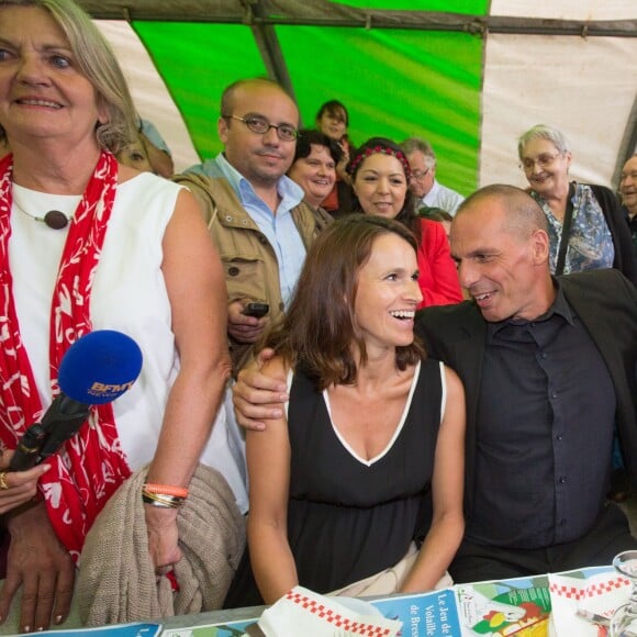 Arnaud Montebourg, ancien ministre de l'Économie, du Redressement productif et du Numérique, et sa compagne Aurélie Filippetti, enceinte, entourent l'ancien ministre grec de l'Economie Yanis Varoufakis - Fête de la Rose à Frangy-en-Bresse le 23 août 2015.