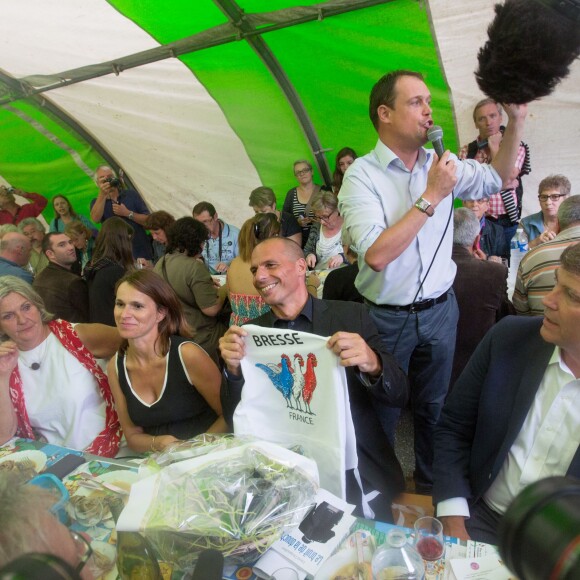 Arnaud Montebourg, ancien ministre de l'Économie, du Redressement productif et du Numérique, et sa compagne Aurélie Filippetti, enceinte, entourent l'ancien ministre grec de l'Economie Yanis Varoufakis - Fête de la Rose à Frangy-en-Bresse le 23 août 2015.