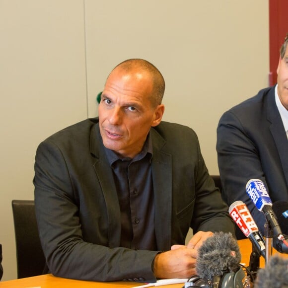 Arnaud Montebourg, ancien ministre de l'Économie, du Redressement productif et du Numérique, et l'ancien ministre grec de l'Economie Yanis Varoufakis donnent une conférence de presse lors de la Fête de la Rose à Frangy-en-Bresse le 23 août 2015.