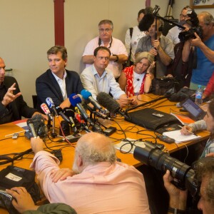 Arnaud Montebourg, ancien ministre de l'Économie, du Redressement productif et du Numérique, et l'ancien ministre grec de l'Economie Yanis Varoufakis donnent une conférence de presse lors de la Fête de la Rose à Frangy-en-Bresse le 23 août 2015.