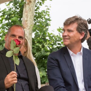Arnaud Montebourg, ancien ministre de l'Économie, du Redressement productif et du Numérique, et l'ancien ministre grec de l'Economie Yanis Varoufakis lors de la Fête de la Rose à Frangy-en-Bresse le 23 août 2015.