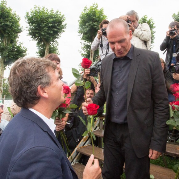 L'ancien ministre français du développement durable Arnaud Montebourg et sa compagne Aurélie Filippetti (enceinte) et l'invité d'honneur de la Fête de la Rose, Yanis Varoufakis, ancien ministre de l'économie grec, accompagné de sa femme Danae Stratou à Frangy-en-Bresse le 23 août 2015  Rose party at Frangy-en-Bresse with Arnaud Montebourg, Aurélie Filippetti (pregnant) and Yanis Varoufakis (Honorary guest) 23/08/201523/08/2015 - Frangy-en-Bresse