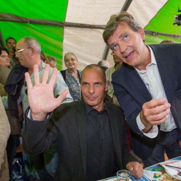 L'ancien ministre français du développement durable Arnaud Montebourg et sa compagne Aurélie Filippetti (enceinte) et l'invité d'honneur de la Fête de la Rose, Yanis Varoufakis, ancien ministre de l'économie grec, accompagné de sa femme Danae Stratou à Frangy-en-Bresse le 23 août 2015  Rose party at Frangy-en-Bresse with Arnaud Montebourg, Aurélie Filippetti (pregnant) and Yanis Varoufakis (Honorary guest) 23/08/201523/08/2015 - Frangy-en-Bresse