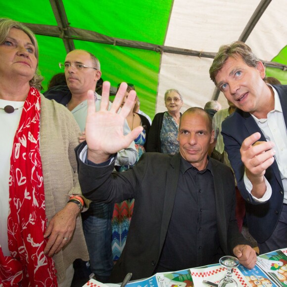 L'ancien ministre français du développement durable Arnaud Montebourg et sa compagne Aurélie Filippetti (enceinte) et l'invité d'honneur de la Fête de la Rose, Yanis Varoufakis, ancien ministre de l'économie grec, accompagné de sa femme Danae Stratou à Frangy-en-Bresse le 23 août 2015  Rose party at Frangy-en-Bresse with Arnaud Montebourg, Aurélie Filippetti (pregnant) and Yanis Varoufakis (Honorary guest) 23/08/201523/08/2015 - Frangy-en-Bresse