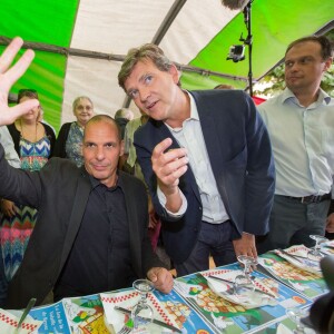 L'ancien ministre français du développement durable Arnaud Montebourg et sa compagne Aurélie Filippetti (enceinte) et l'invité d'honneur de la Fête de la Rose, Yanis Varoufakis, ancien ministre de l'économie grec, accompagné de sa femme Danae Stratou à Frangy-en-Bresse le 23 août 2015  Rose party at Frangy-en-Bresse with Arnaud Montebourg, Aurélie Filippetti (pregnant) and Yanis Varoufakis (Honorary guest) 23/08/201523/08/2015 - Frangy-en-Bresse