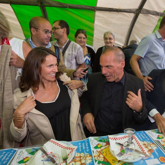 L'ancien ministre français du développement durable Arnaud Montebourg et sa compagne Aurélie Filippetti (enceinte) et l'invité d'honneur de la Fête de la Rose, Yanis Varoufakis, ancien ministre de l'économie grec, accompagné de sa femme Danae Stratou à Frangy-en-Bresse le 23 août 2015  Rose party at Frangy-en-Bresse with Arnaud Montebourg, Aurélie Filippetti (pregnant) and Yanis Varoufakis (Honorary guest) 23/08/201523/08/2015 - Frangy-en-Bresse