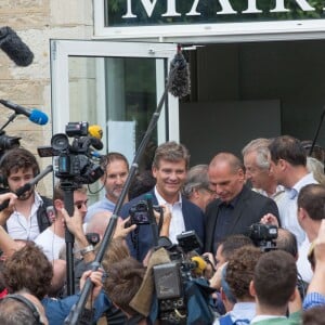 L'ancien ministre français du développement durable Arnaud Montebourg et sa compagne Aurélie Filippetti (enceinte) et l'invité d'honneur de la Fête de la Rose, Yanis Varoufakis, ancien ministre de l'économie grec, accompagné de sa femme Danae Stratou à Frangy-en-Bresse le 23 août 2015  Rose party at Frangy-en-Bresse with Arnaud Montebourg, Aurélie Filippetti (pregnant) and Yanis Varoufakis (Honorary guest) 23/08/201523/08/2015 - Frangy-en-Bresse