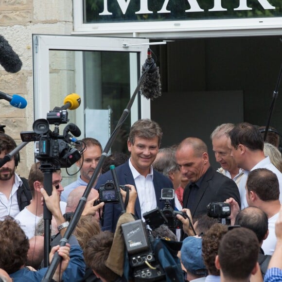 L'ancien ministre français du développement durable Arnaud Montebourg et sa compagne Aurélie Filippetti (enceinte) et l'invité d'honneur de la Fête de la Rose, Yanis Varoufakis, ancien ministre de l'économie grec, accompagné de sa femme Danae Stratou à Frangy-en-Bresse le 23 août 2015  Rose party at Frangy-en-Bresse with Arnaud Montebourg, Aurélie Filippetti (pregnant) and Yanis Varoufakis (Honorary guest) 23/08/201523/08/2015 - Frangy-en-Bresse