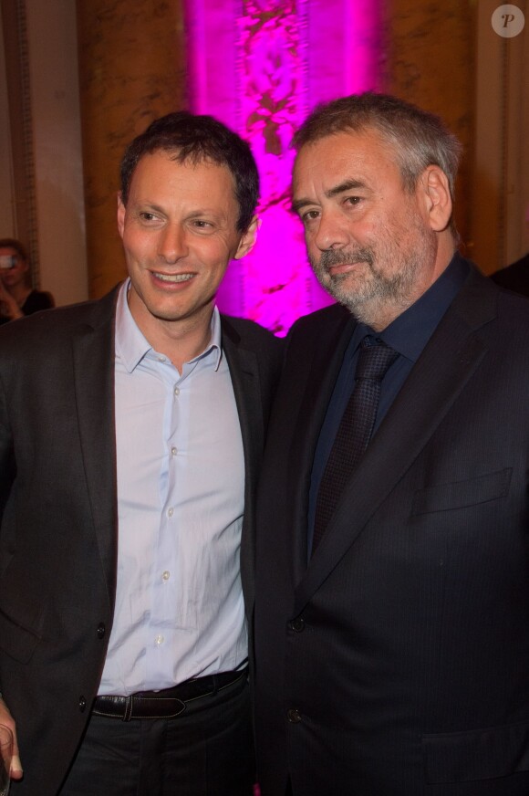 Marc-Olivier Fogiel et Luc Besson - Remise de la Médaille d'Or de l'Académie des Arts et Techniques du Cinéma à Luc Besson par Alain Terzian, à la Monnaie de Paris, le 19 janvier 2015.