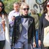 Emma Roberts se promènent avec des amis dans les rues de New York, le 1er mai 2015 