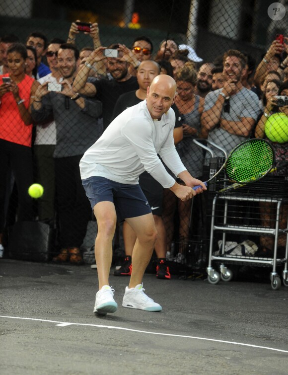 Andre Agassi - Les plus grands joueurs de tennis mondiaux ont fait une démonstration au "Nike's NYC Street Tennis" à New York le 24 août 2015