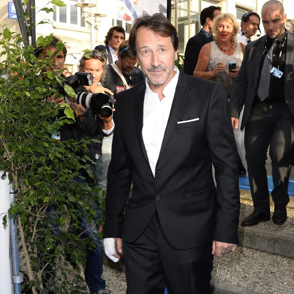 Jean-Hugues Anglade président de la 8e édition du Festival du film francophone d'Angoulême le 25 aout 2015. Jean-Hugues Anglade a été au coeur de l'actualité ce week-end pour avoir été l'un des passagers piégés dans le train Amsterdam-Paris avec l'agresseur armé. Le comédien a été blessé légèrement à la main en voulant briser la vitre du signal d'alarme
