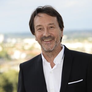 Jean-Hugues Anglade président de la 8e édition du Festival du film francophone d'Angoulême le 25 aout 2015. Jean-Hugues Anglade a été au coeur de l'actualité ce week-end pour avoir été l'un des passagers piégés dans le train Amsterdam-Paris avec l'agresseur armé. Le comédien a été blessé légèrement à la main en voulant briser la vitre du signal d'alarme