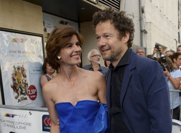 Irène Jacob (robe Courrèges et bijoux Van Cleef & Arpels, chaussures et pochette Roger Vivier) et son mari Jérôme Kircher - Avant-première du film "Belles Familles" lors de l'ouverture de la 8e édition du Festival du film francophone d'Angoulême le 25 août 2015