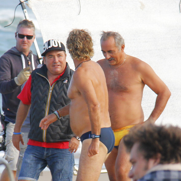 Fabien Onteniente (réalisateur), Franck Dubosc et Antoine Duléry - Tournage du film "Camping 3" sur la plage de Biscarosse, le 25 août 2015.