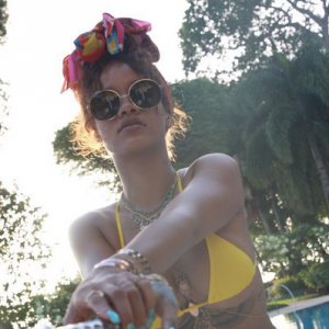 Rihanna en vacances à la Barbade, affole la Toile avec son bikini jaune Charlie by MZ (Matthew Zink). Août 2015.