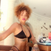 Rihanna en vacances à la Barbade, se dore la pilule dans un bikini noir Victoria's Secret. Août 2015.