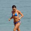 Eva Longoria se baigne à Marbella, habillée d'un bikini bleu Mikoh et de lunettes de soleil Victoria Beckham. Le 3 juillet 2015.